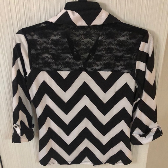 NWOT Chevron Pattern Lace back blouse Size Small - Picture 2 of 3